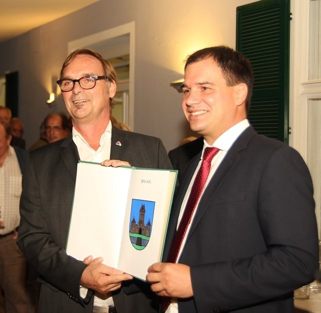 Bürgermeister Erwin Eggenreich und Landeshauptmann-Stv. Michael Schickhofer präsentieren das neue Weizer Wappen