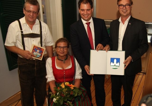 Das alte Wappen wurde Direktor Harald Polt und Historikerin Susanne Kropac vom Stadtmuseum übergeben