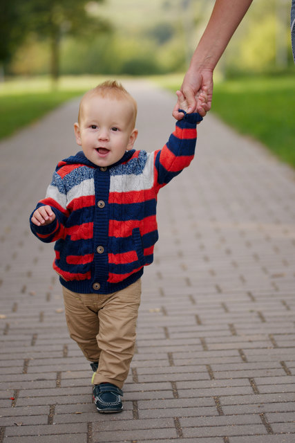 Kindern eine helfende Hand reichen – das soll mit dem Patenprojekt erreicht werden. | Foto: A. Lasevich/Fotolia