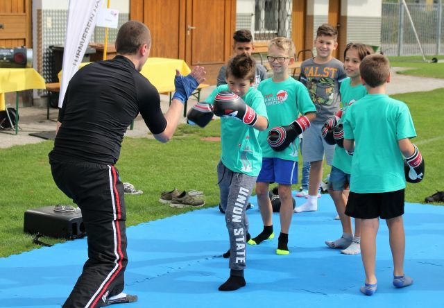 Treffsicherheit und Einsatz war bei der Kickbox-Station des TV Hall gefragt!