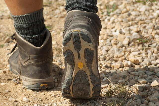 Festes Schuhwerk ist bei Wandertouren unbedingt notwendig. Auch die Vorbereitung auf die Wanderung ist wichtig | Foto: KK/Pixabay