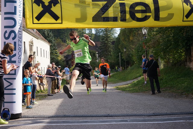 Tobias Porter (3. Platz Jugend) springt ins Ziel.