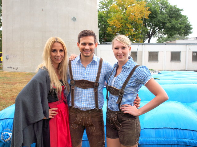 Dancer against Cancer Organisatorin Yvonne Rueff mit Mister Austria 2015 Fabian Kitzweger und Springerkollegin Ines Andrä, eine Studentin aus Wien