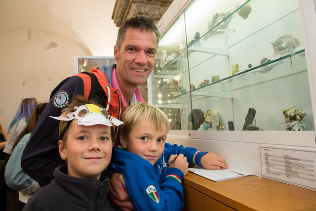 Richard Verhaar besuchten mit seinen Söhnen Magnus und Salomon die Mineraliensammlung der Uni Salzburg | Foto: Neumayr