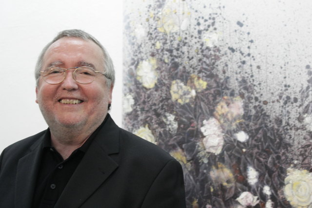 Franz Weiß präsentiert in seinem Atelier in Scharten eindrucksvolle Blumenmalerei. | Foto: Franz Weiß