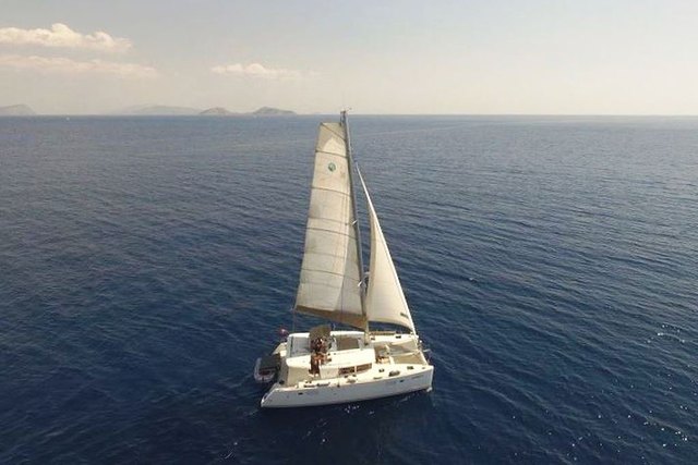 Unter weißen Segeln - die EL GRECO IV auf Erkundungsfahrt weit draußen am Meer. | Foto: Gerhard Nagy mittels Drohne