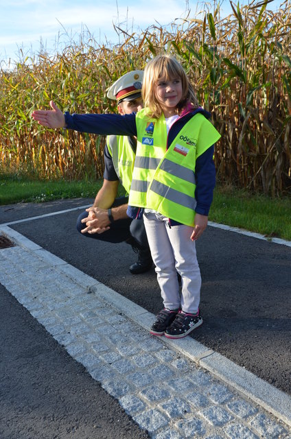 So geht es. Polizist Armin Reiter achtete darauf, dass die Kinder das sichere überqueren eines Zebrastreifens beherrschen.