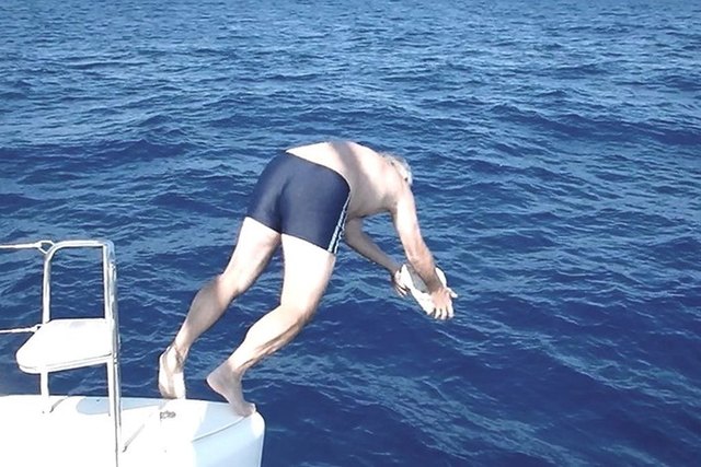 Ab in die Tiefe - die ersten Meter hält Christan noch mit, dann sinkt der Stein ca. 45 Minuten lang alleine auf Grund.