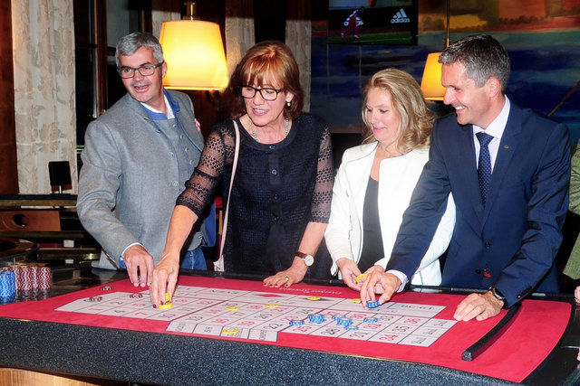 OK-Chef Werner Frießer, BR Anneliese Junker und Rebecca Kirchbaumer (Wirtschaftskammer) versuchten unter Anleitung von Casino Direktor Robert Frießer ihr Glück beim Roulette (v.l.n.r.). | Foto: Hassl