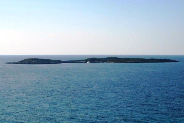 Die EL GRECO IV ankert einsam draußen bei den Strophaden. | Foto: Christian Haidinger