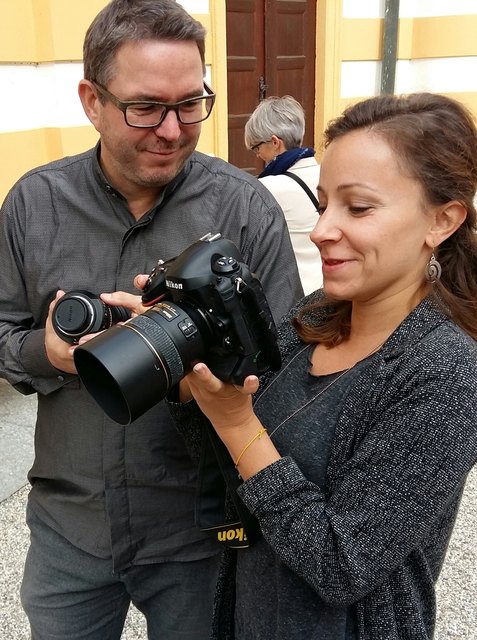 Alexander Hauer und Daniela Matejschek beim Foto-Check