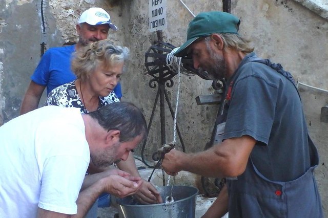 Marius, der Strophaden-Einsiedler, labt die Besucher mit frischem Brunnenwasser. | Foto: Christian Haidinger