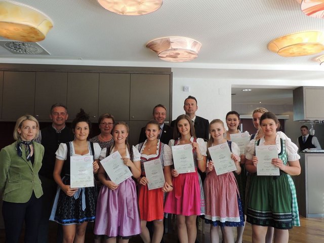 die Schülerinnen mit dem Prüfungsteam und Dir. Petra Mösenlechner (ganz links) | Foto: TS Bramberg