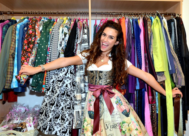 Miss Vienna Kimberly Budinsky setzt für die anstehende Miss-Earth-Wahl auf ein Kleid von Dirndlherz.