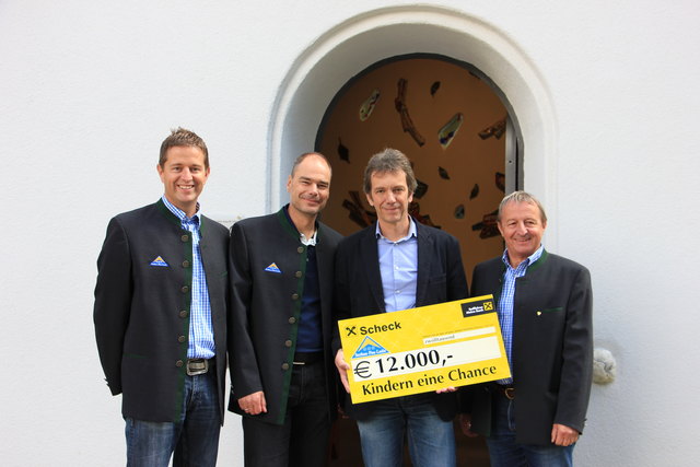 Spendenübergabe: Reinhard Walch (Marketingleiter), Stefan Mangott (Seilbahn Komperdell), Stefan Pleger (Obmann Verein Kindern eine Chance) und Georg Geiger (Seilbahn Komperdell).
