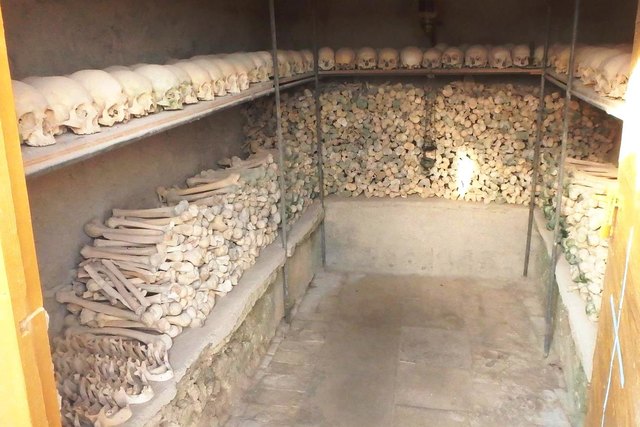 Im Strophaden-Karner sind die Gebeine der verstorbenen Mönche sauber wie Brennholz geschlichtet. | Foto: Christian Haidinger