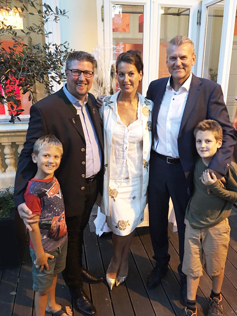 Vzbgm. Oliver Reith gratuliert dem Baulogik-Ehepaar Reinhard Fischer und Jutta Fischer-Ledholder. | Foto: Weyss-Kucera