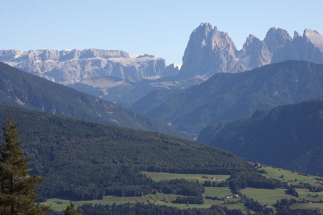 Links die Sella Gruppe 3.151m Rechts der Langkofel 2.955m - Vollbild