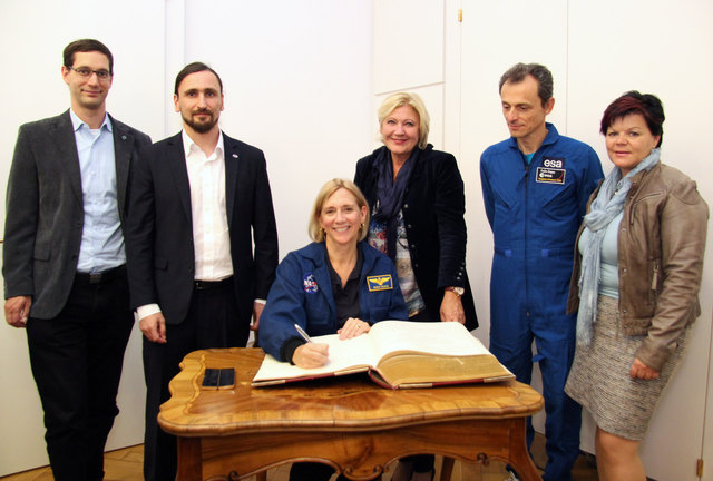 Susan Kilrain trug sich in das goldene Buch der Stadt ein | Foto: Stadtpresse