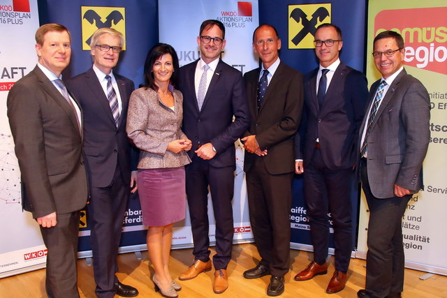WKOÖ-Dir.-Stv. Dr. Hermann Pühringer, Clemens Malina-Altzinger, Margit Angerlehner, Michael Pecherstorfer, Peter Filzmaier, Christian Schönhuber, Hans Moser | Foto: Andreas Maringer