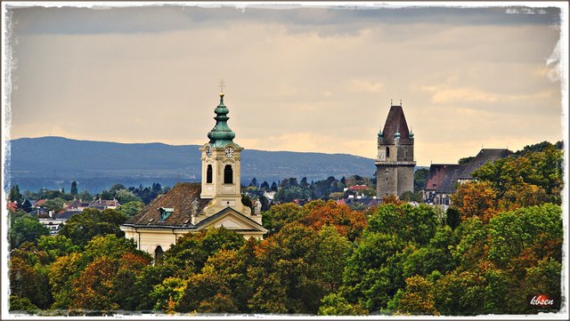 Blick zur Rodauner Bergkirche und zur Burg Perchtoldsdorf