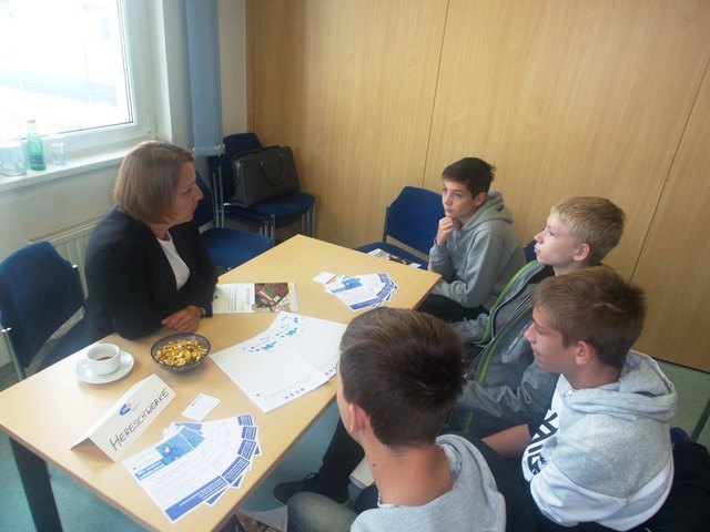 Nach einem Kennenlern-Speed-Dating mit 25 Unternehmerinnen informierte Obfrau Silvia Reindl ber das Programm 2015. 30.11.14. Veronika Lafer Veronika Frau in der Wirtschaft in Leibnitz - Thema auf comunidadelectronica.com