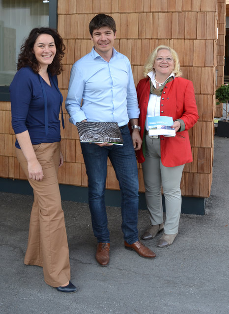 Anton Nothegger (Tischlerei Nothegger) mit LH-Stv. Ingrid Felipe (li.) und Bgm. Brigitte lackner. | Foto: ersiBILD