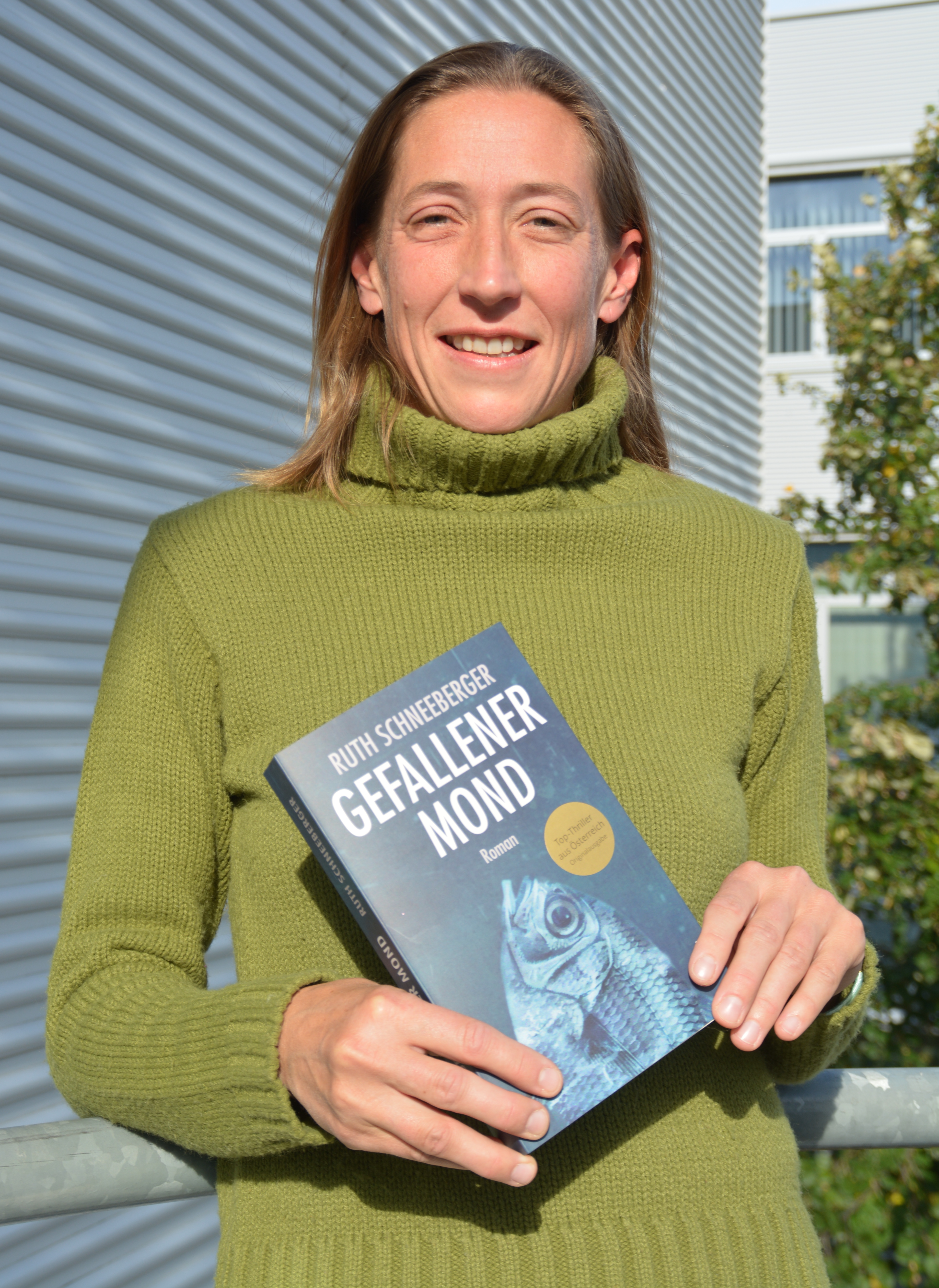 Ruth Schneeberger mit ihrem ersten Roman. Und es ist bereits fix: Es folgt ein weiterer Thriller.