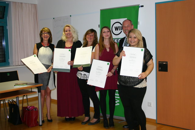 Viktoria Herowitsch (2.v.r.) ist eine der ersten fünf Absolventinnen | Foto: WIFI