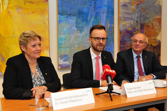 Superintendent Lars Müller-Marienburg (Mitte) mit Superintendentialkuratorin Gisela Malekpour und Bischof Michael Bünker | Foto: epd/Uschmann