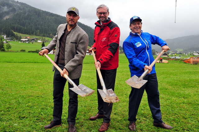 Hermann Maier, Wirtschafts-Landesrat Michael Strugl und Rainer Schönfelder beim Spatenstich für das neue adeo Hotel. | Foto: Franz Frühauf