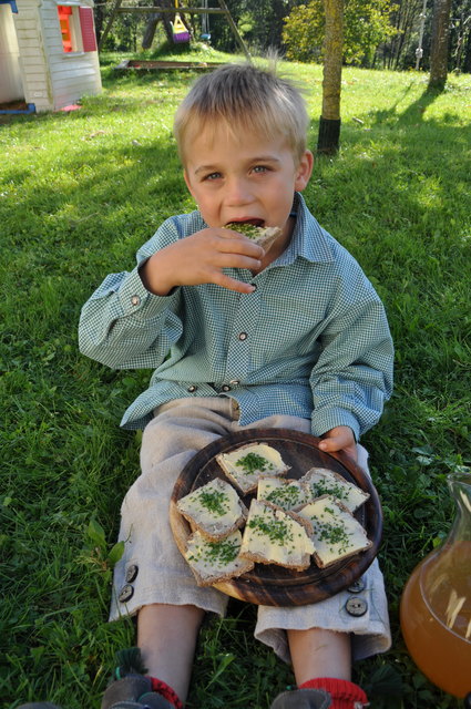 Jakob lässt sich ein Butterbrot schmecken