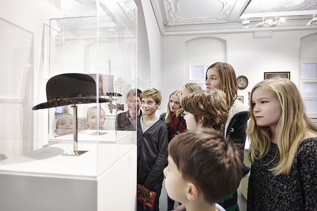 Spannende Ausstellungen können im Nordico bei freiem Eintritt besucht werden. Kinder können sich zudem an der Zeichenwand verewigen. | Foto: Sandro Zanzinger