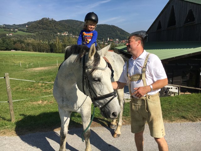 Das Reiten mit den hofeigenen Pferden war ein großer Renner. | Foto: KK