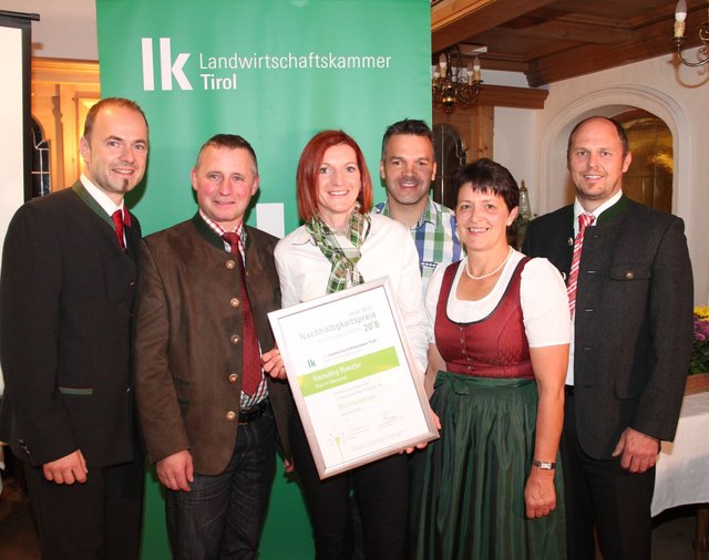 Bezirkssieger Landeck: LK-Präsident Josef Hechenberger, Bezirksobmann Elmar Monz, die Bezirkssieger Ulli und Hansjörg Rietzler, LK-Vizepräsidentin Helga Brunschmid und Kammerdirektor Ferdinand Grüner. | Foto: LK Tirol/Haaser