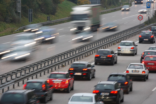 Auf der A8 raste der junge Lenker am Mittwoch der Polizei davon.