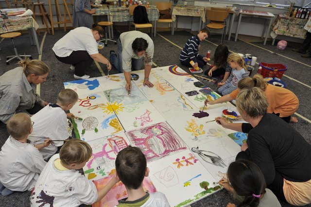 Kinder, Eltern und Großeltern können beim Generationen-Malen im Wissensturm gemeinsam kreativ sein. | Foto: VHS