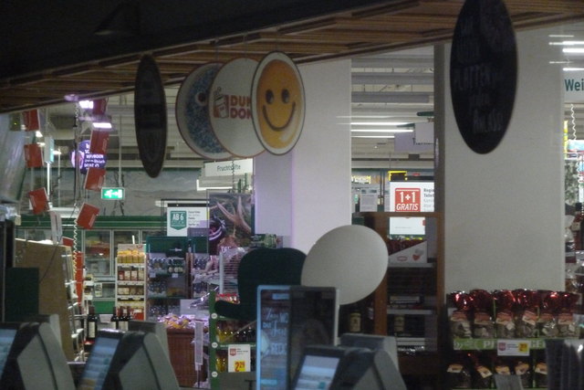 Bei der Fleischvitrine ist es noch dunkel aber dann  beginnt das Verschwenderparadies.