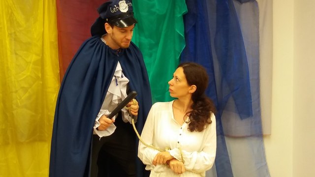 Der mutige Hirte - Probenfoto - Polizist und Waschfrau
