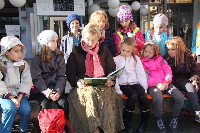 Gespannt lauschten die Kinder der Geschichte von Leseoma Annemarie