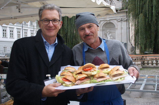 Andreas Schwaighofer (Bio Austria) und Franz Krieg mit Fischköstlichkeiten