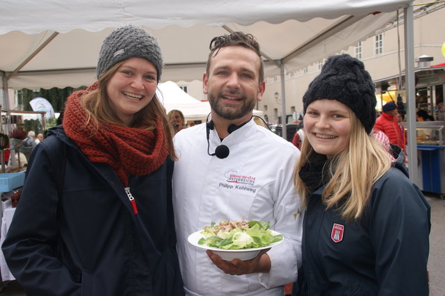 Show-Koch Philipp Kohlweg mit Katharina Bacher und Lena Weber