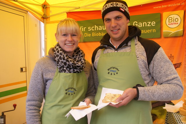 Josef Mangelberger junior und Martha Schober mit würzigem Käse-Raclette