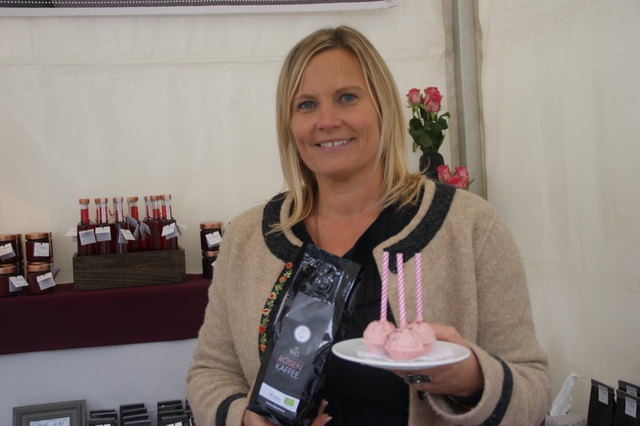 Rosen-Genuss: Birgit Schattbacher mit süßen Rosen-Cake-Pops