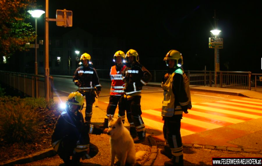 „Hund im Glück“: Die Einsatzkräfte der Freiwilligen Feuerwehr Neuhofen nach der „tierischen Rettung“.
