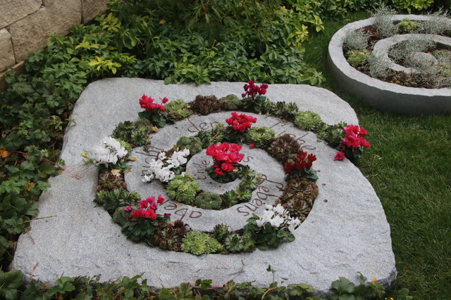 Grabgestaltung auf dem neuen Schaufriedhof.