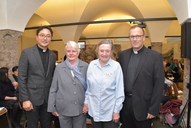 Pfarrer Kim Yeon-Jun (Korea), Marianne Stöger ACR, Margit Pissarek ACR und Diözesanadministrator Msgr. Jakob Bürgler