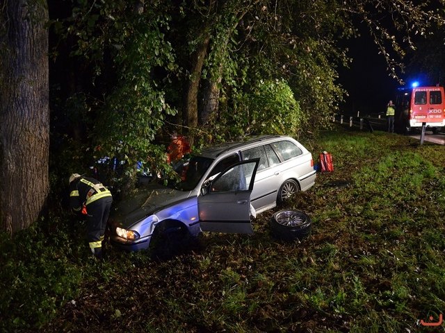 Der Unfall in Raab passierte vor 2 Uhr früh am 7. Oktober. Der Fahrer wurde schwer am Bein verletzt. | Foto: FF Raab