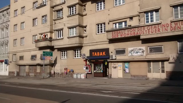 Die Erdgeschoßzonen in der Schlachthausgasse sehen leer aus, werden jedoch derzeit für nicht-gewerbliche Zwecke genutzt. | Foto: Kohoutek