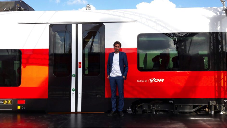 Johannes Kehrer, selbst Öffi-Fahrer, freut sich über die Neuerungen.